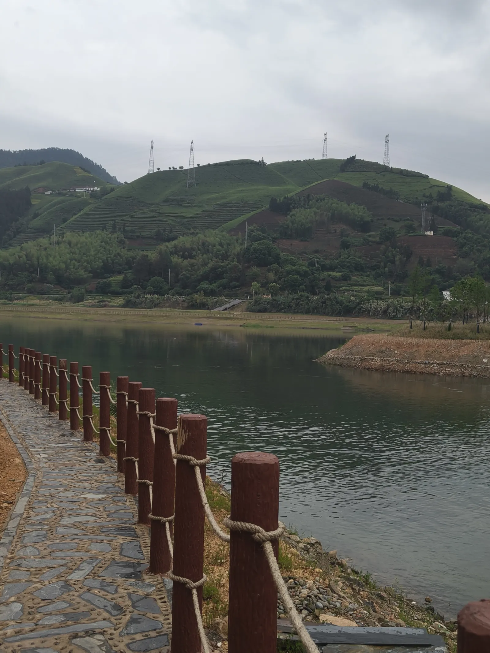 栈道湖光